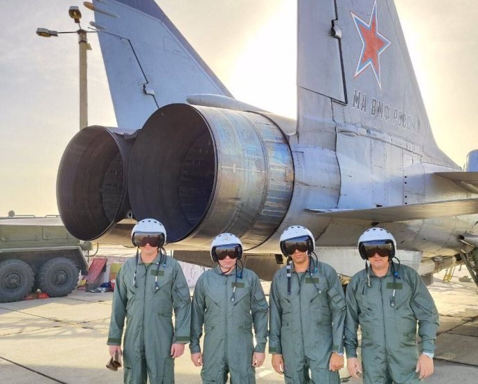 Ruskí piloti pri lietadle MiG-31 na letisku Belbek na Kryme. Foto -Telegram