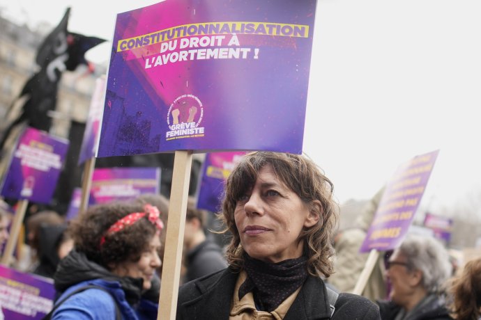 Aktivistky za práva žien počas parížskej demonštrácie 8. marca. Foto - TASR/AP