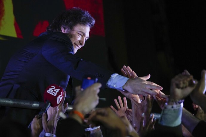 Javier Milei po oznámení výsledkov volieb so svojimi stúpencami. Foto: TASR/AP