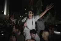 Na snímke palestínski väzni prepustení Izraelom oslavujú s ľuďmi v meste al-Bíra. Foto: TASR/AP