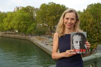 Andrea Sedláčková so svojou knihou o Toyen. Foto - Prosto