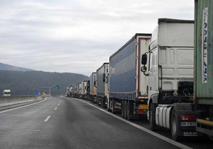 Blokáda poľsko-ukrajinskej hranice spôsobila presun kamiónov aj na slovenské cesty. Foto TASR
