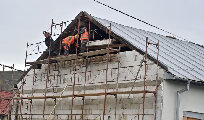 Na snímke stavebné práce na oprave budovy v obci Ďapalovce po zemetrasení z 9. októbra. Foto - TASR