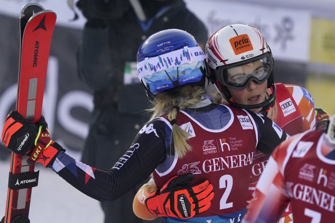 Petra Vlhová gratuluje Mikaele Shiffrinovej. Foto - TASR/AP