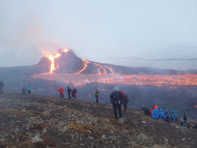 Ľudia na svahoch Fagradalsfjall, ktorí sledujú erupciu vrcholu Geldingadalir v roku 2021. Zdroj - Wikipedia/Berserkur (CC BY-SA 4.0)