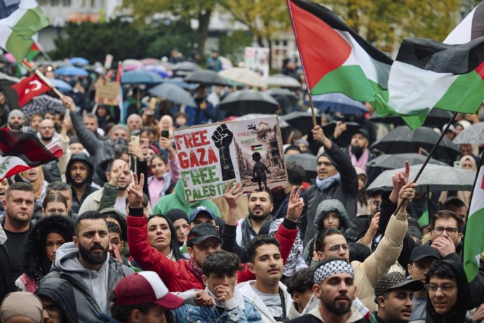 Účastníci pro-Palestínskej demoštrácie mávajú palestínskymi zástavami a transparentmi v nemeckom Hagene 10. novembra 2023. FOTO TASR/AP