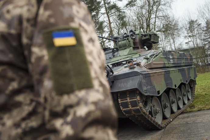 Ukrajinský vojak pred Marderom. Foto - TASR/AP