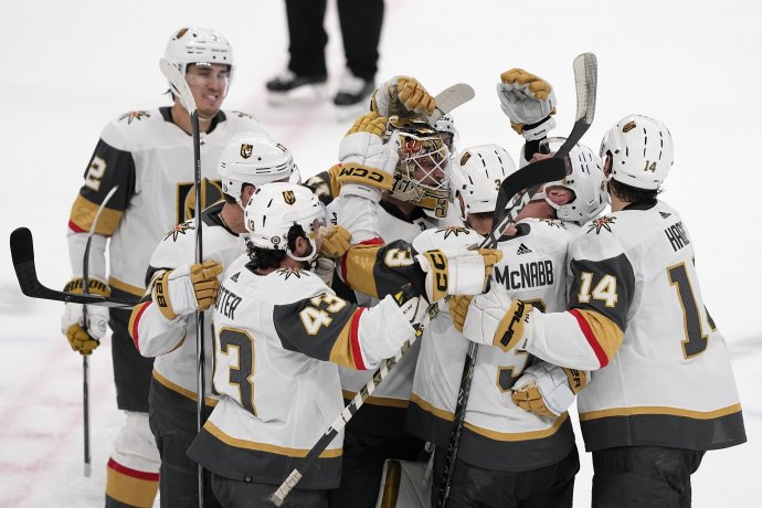 Hokejisti Vegas Golden Knights sa tešia z víťazstva nad Dallasom Stars po predĺžení. Foto – TASR/AP