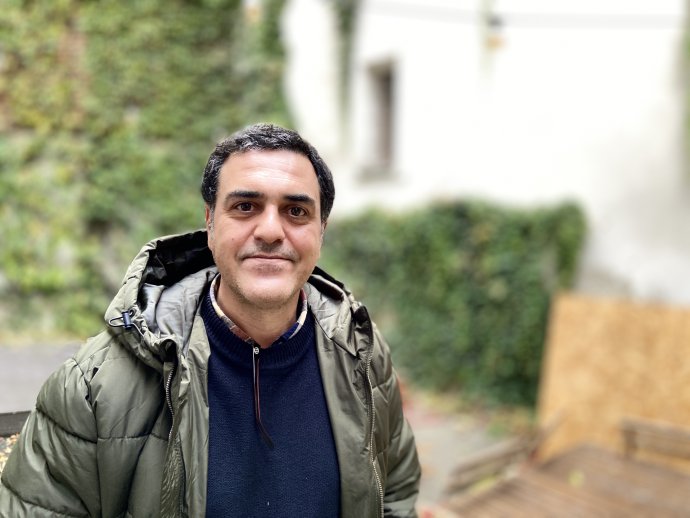 Iránsky spisovaeľ Farhad Babaei, ktorý našiel útočisko na Slovensku. Foto - Pavol Štrba/Denník N