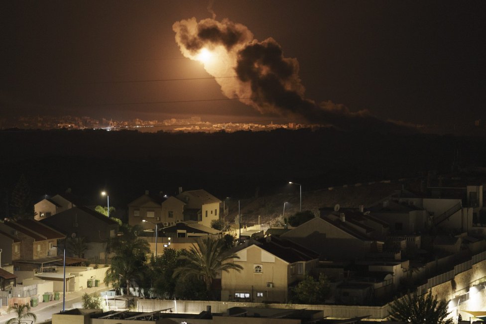 Nočná Gaza počas izraelského bombardovania. Foto - TASR/AP