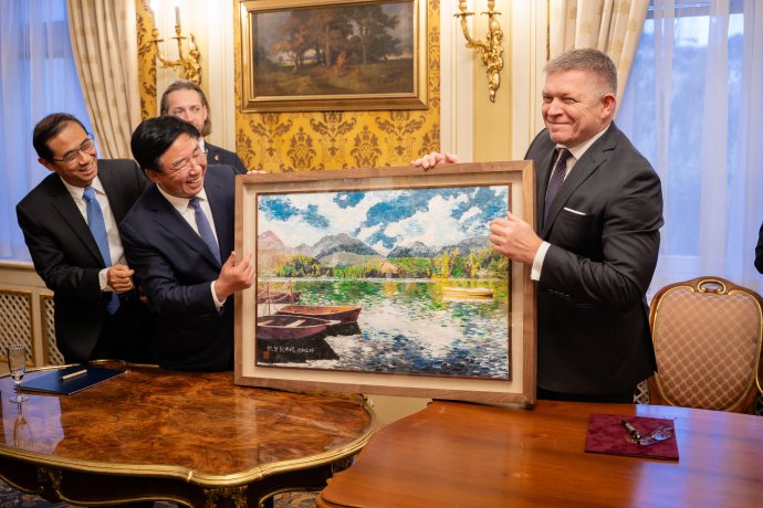 Premiér Robert Fico s predstaviteľmi čínskeho investora Gotion po podpise vzájomného memoranda Foto - Úrad vlády SR