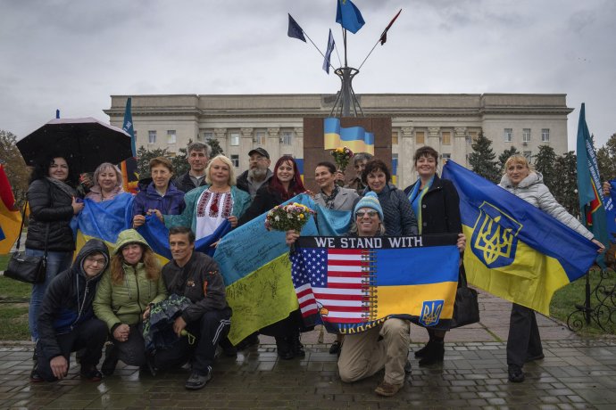 Ukrajinci v Chersone cez víkend oslavovali presne rok od oslobodenia mesta ukrajinskou armádou. Foto - TASR/AP