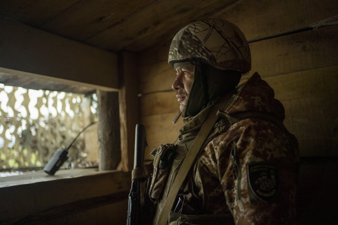 Ukrajinské jednotky monitorujú ruské pozície neďaleko frontu. Foto - TASR/AP