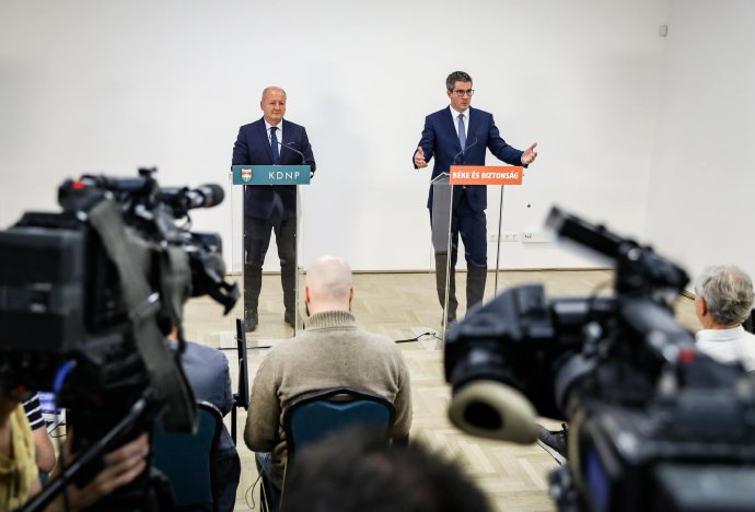 Simicskó István, a KDNP, és Kocsis Máté, a Fidesz frakcióvezetője a szuverenitásvédelmi törvénytervezetről beszél 2023. szeptember 21-én. Fotó - Kocsis Máté / Facebook