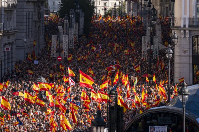 Demonštrácia proti zákonu o amnestii pre katalánskych separatistov zorganizovaná španielskou pravicovou opozíciou v Madride 12. novembra 2023. Foto – TASR/AP