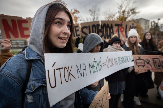 Tüntető diákok a kormányhivatal előtt. Fotó N - Tomáš Benedikovič