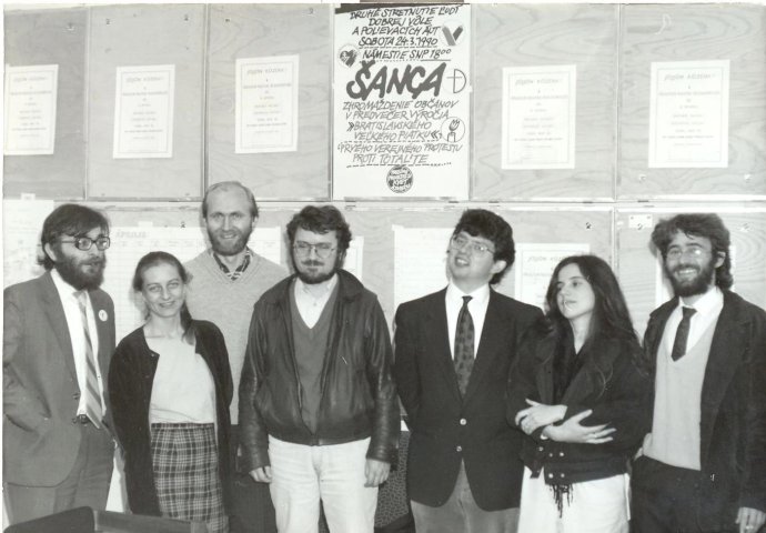 Az FMK tagjai 1990-ben, bal oldalt A. Nagy László, Sándor Eleonóra és Öllős László, jobb oldalt Csekes Erika és Tóth Károly. Fotó - Fórum Kisebbségkutató Intézet / Szlovákiai Magyar Adatbank / Digitális emlékezet