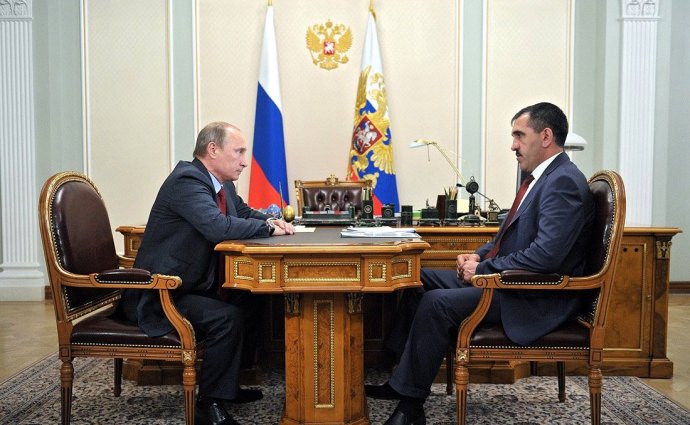 Vladimir Putin a Junus-Bek Jevkurov v roku 2013. Foto - kremlin.ru/Wikimedia Commons