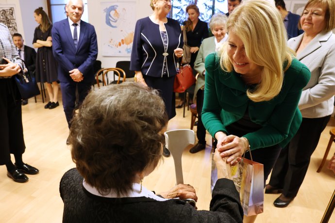 Zuzana Čaputová a Csehországba deportált magyarokkal. Fotó - köztársasági elnöki iroda