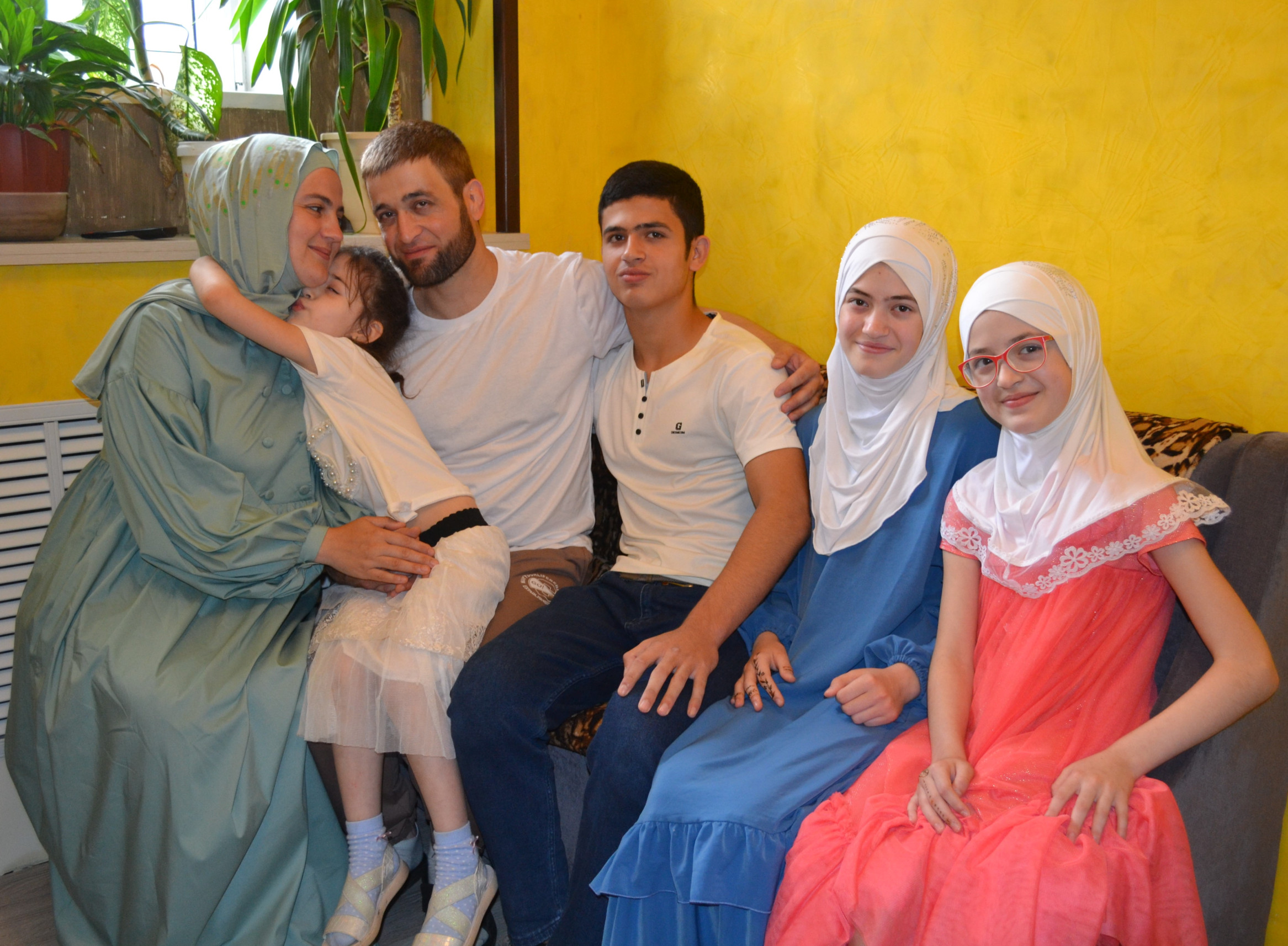 Putinove zákony z&nbsp;neho spravili teroristu. Príbeh rodiny, ktorej otca zavreli na 15 rokov do lágra