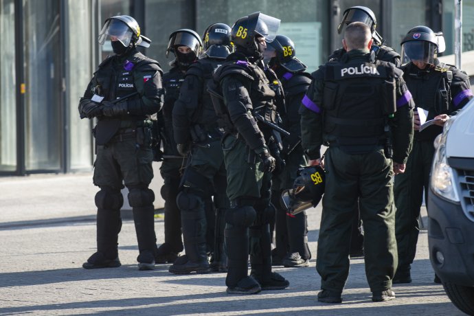 Policajti na rizikovom futbalovom zápase. Foto - TASR/Jakub Kotian