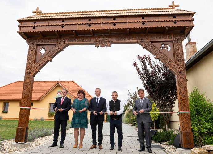 Potápi Árpád János nemzetpolitikai államtitkár székelykaput avat Nagycétényben a Szövetség politikusaival szeptemberben. Fotó - Potápi Árpád János Facebook-oldala