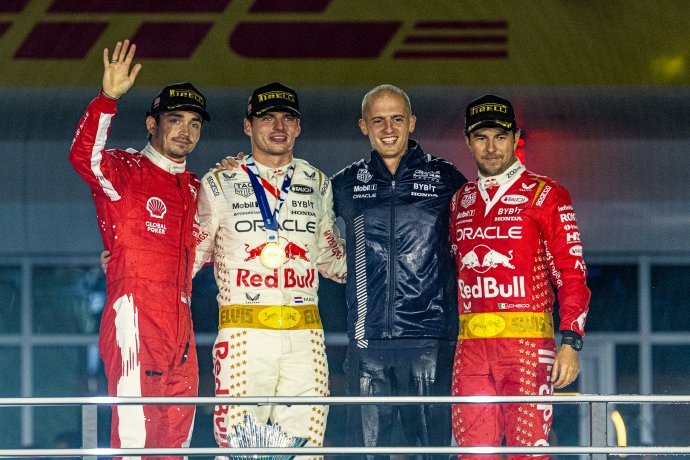 Víťaz Max Verstappen (druhý zľava). Foto - Ivan Ollé