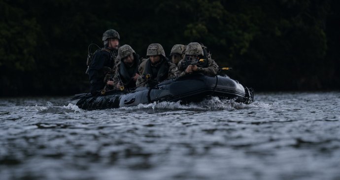 Ukrajinskí vojaci počas prechodu cez rieku. Foto - ukrajinská armáda
