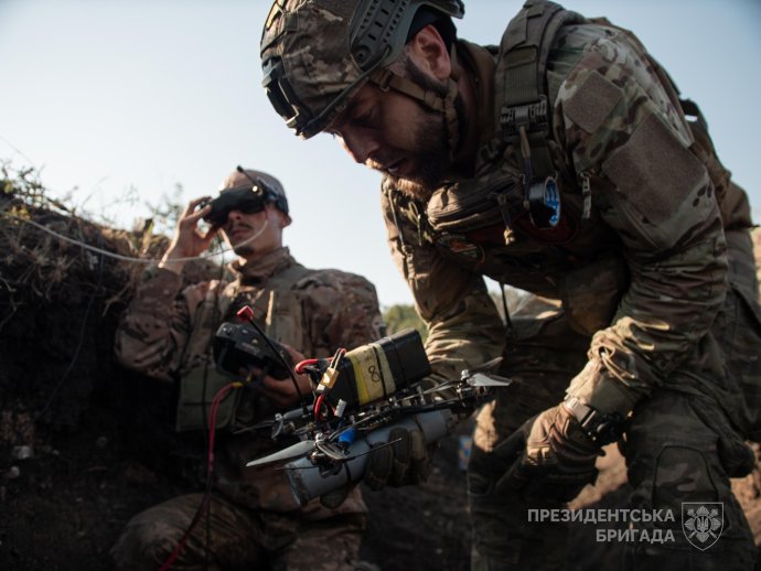 Operátor FPV dronu. Foto - ukrajinská armáda