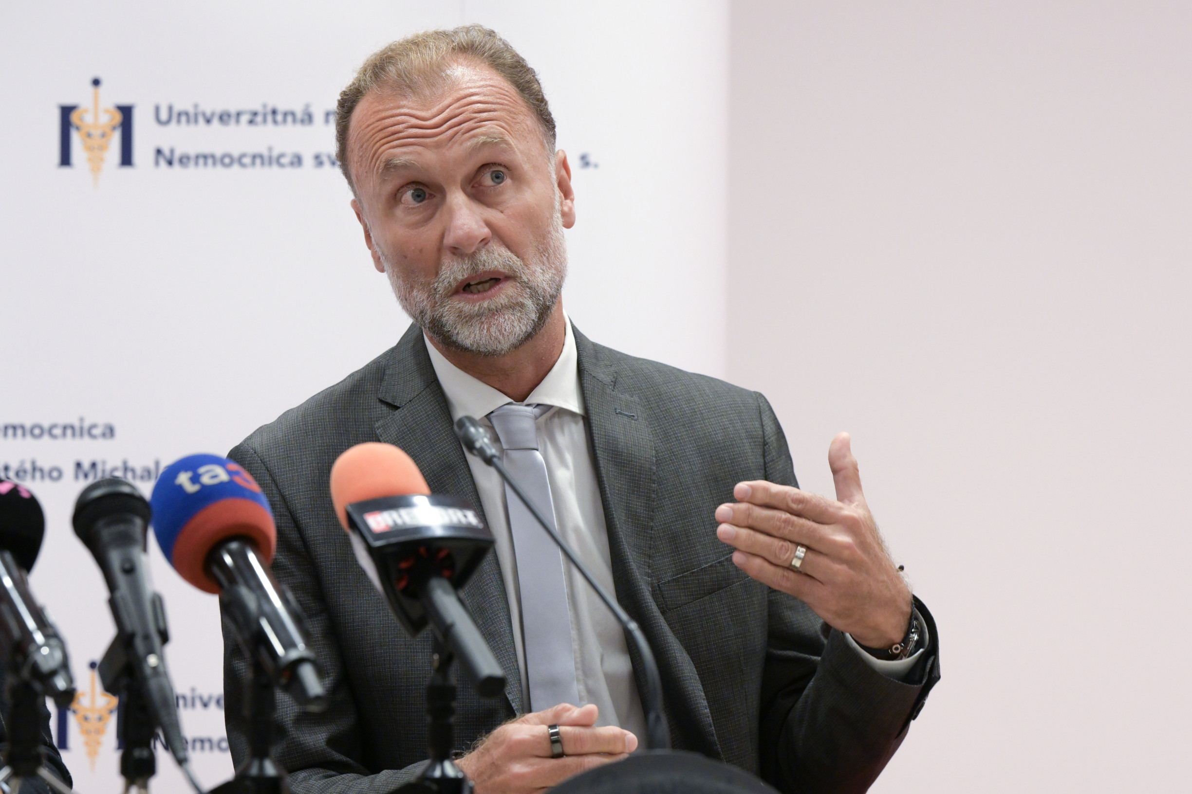 Kužela priznal, že pacientom pri kolonoskopii podali formaldehyd, no odmieta vinu nemocnice. Nepripustil otázky