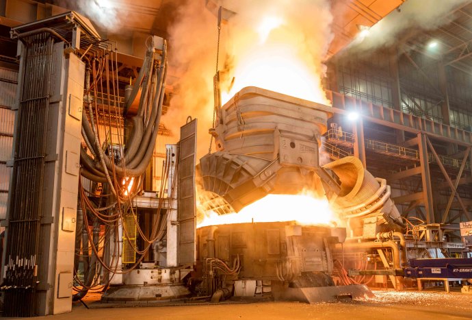 Elektrická oblúková pec v americkom závode U. S. Steelu. Foto - U. S. Steel