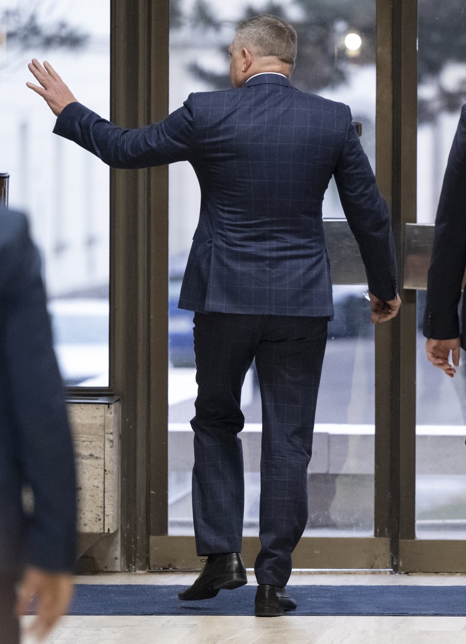 Robert Fico odchádza po skončení zasadnutia vlády. Foto - TASR