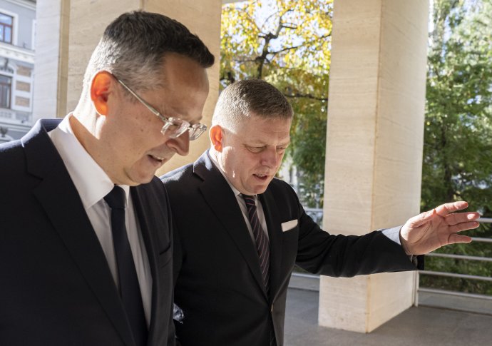 Minister financií Ladislav Kamenický a premiér Robert Fico (obaja Smer). Foto - TASR