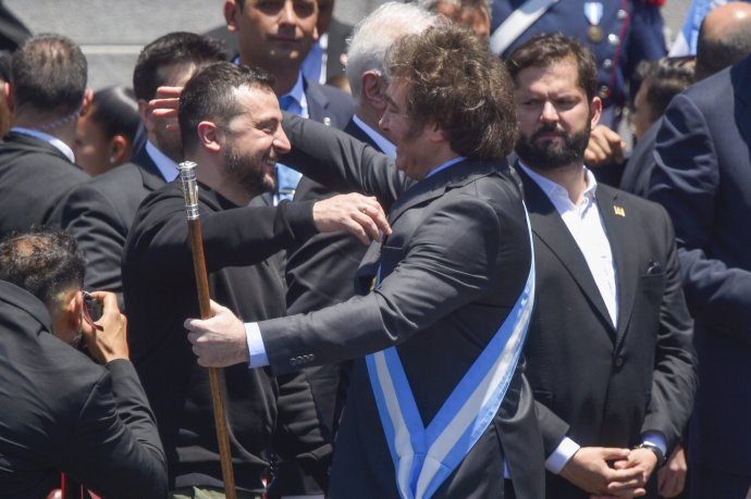 Volodymyr Zelenskyj na inaugurácii argentínskeho prezidenta Javiera Mileia. Foto - TASR/AP