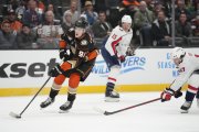 Carlsson je vo vlastnej lige, pomohli aj odvážne rozhodnutia. Anaheim sa chce konečne vrátiť do play-off