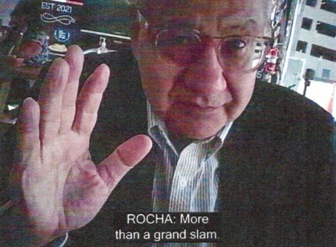 Na snímke FBI bývalý veľvyslanec USA v Bolívii Manuel Rocha počas stretnutia s tajným pracovníkom FBI. Rocha bol obvinený zo špionáže pre kubánsku tajnú službu, ktorú vykonával minimálne od roku 1981. Foto - TASR/AP
