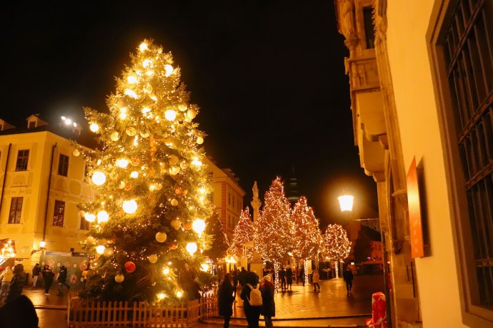 Pozsony Fő tere idén is karácsonyi díszbe öltözött. Fotó - Napunk
