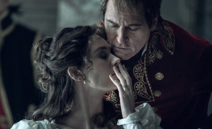 Joaquin Phoenix ako Napoleon Bonaparte a Vanessa Kirby ako Jozefína vo filme Napoleon. Foto - Falcon