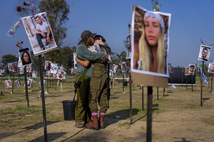 Fotografie Izraelčanov, ktorých uniesli alebo zavraždili teroristi Hamasu. Foto - TASR/AP