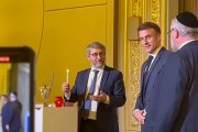 Macron oslavoval so Židmi Chanuku, vinia ho, že porušil francúzsky sekularizmus