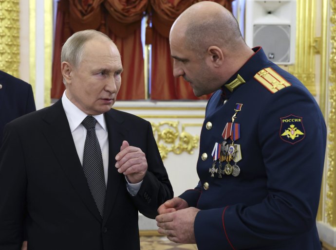 Vladimir Putin v rozhovore s veliteľom prieskumnej jednotky Sparta Arťomom Žogom. Foto – TASR/AP