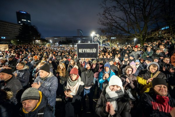 Opozícia chce koalícii komplikovať rušenie špeciálnej prokuratúry aj rokovaním cez vianočné sviatky, na protest prišli tisíce ľudí