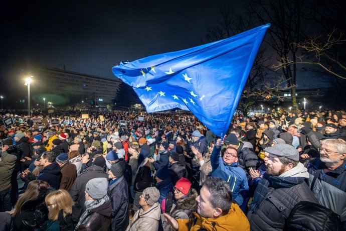 Na proteste ľudia vytiahli aj vlajku Európskej únie. Foto N - Tomáš Benedikovič