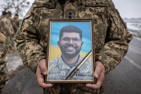 Ukrajinci si pred jeho truhlou pokľakli. Ako usmiaty kapitán zo Srí Lanky so sanitkou z&nbsp;Pohody bojoval proti Rusom