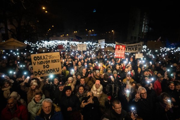 Tisíce ľudí, zima, aj rodiny Kuciaka a&nbsp;Kušnírovej. Opozičné protesty rastú, v&nbsp;Bratislave prišlo 15- až 18-tisíc ľudí