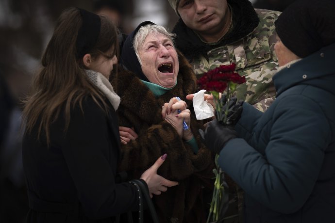Nina Nikiforova plače v Kyjive na pohrebe svojho syna, ktorý padol na fronte. Foto - TASR/AP
