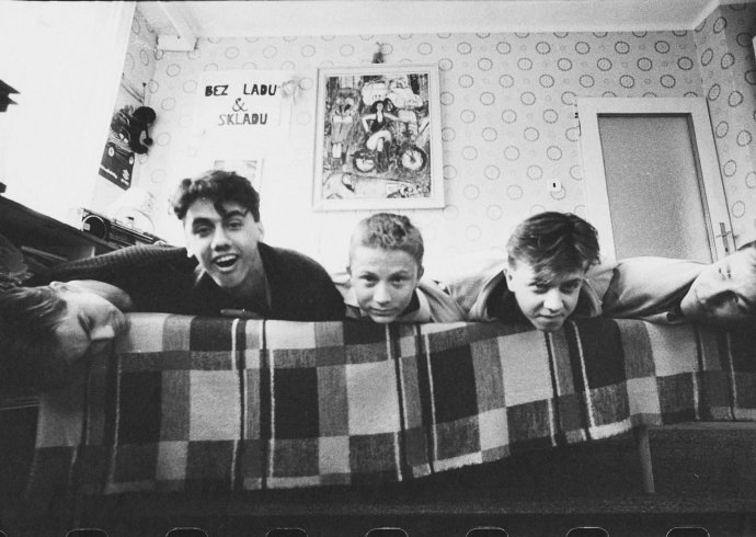 Bez ladu a skladu majú dôkladný archív. Je v ňom aj jeden z prvých portrétov kapely, ktorý vznikol v detskej izbe Kaščákovcov v roku 1987. Foto – O. Nepily
