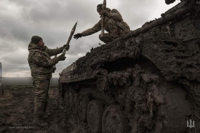 Posádka dopĺňa muníciu do ukrajinského BMP-1. Foto - ukrajinská armáda, 128. brigáda