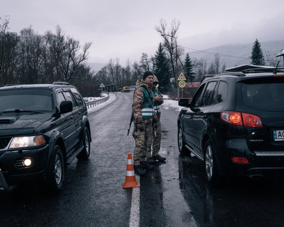 Členovia ukrajinskej pohraničnej stráže na kontrolnom stanovišti pri hranici s Rumunskom. Foto - Alice Martinsová/Washington Post
