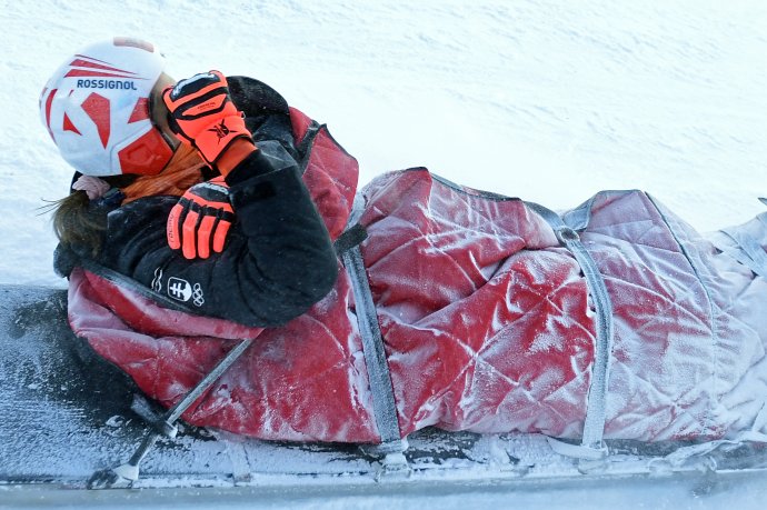 Petra Vlhová počas prevozu na saniach po páde počas 1. kola obrovského slalomu žien v rámci Svetového pohára v alpskom lyžovaní v Jasnej. Foto – TASR
